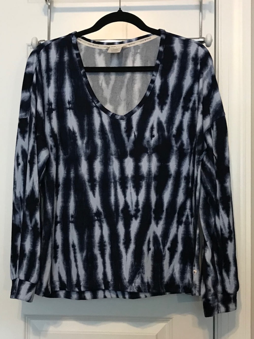 Lucky Brand blue & white tie dye long sleeve V-neck tee (M)